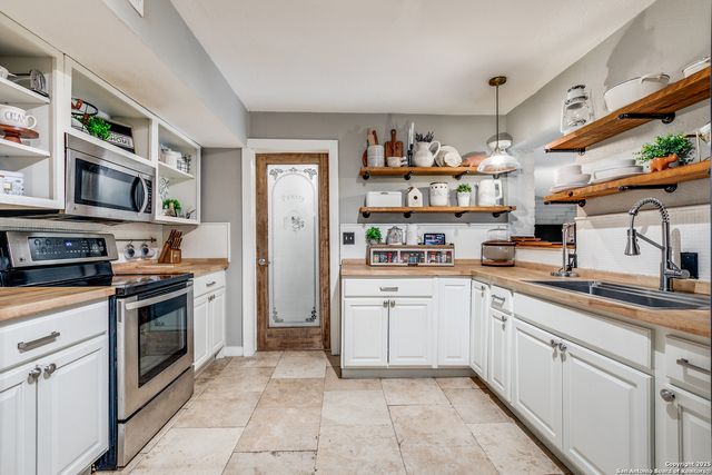 715 Oakwood Dr, San Antonio, TX 78228