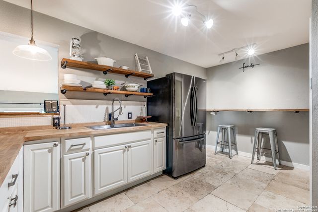 715 Oakwood Dr, San Antonio, TX 78228