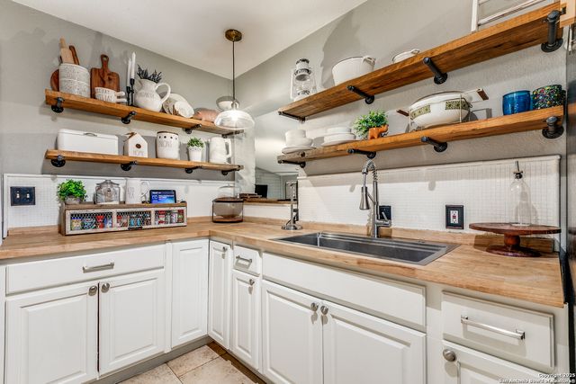 715 Oakwood Dr, San Antonio, TX 78228