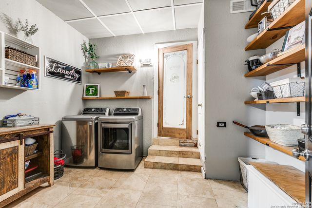 715 Oakwood Dr, San Antonio, TX 78228