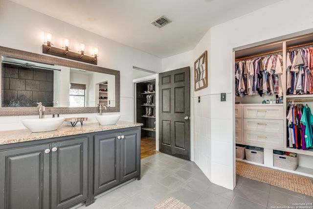 715 Oakwood Dr, San Antonio, TX 78228