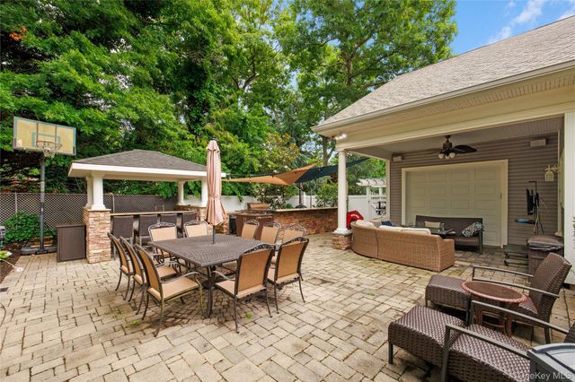 23 Country View Lane, East Islip, NY 11730