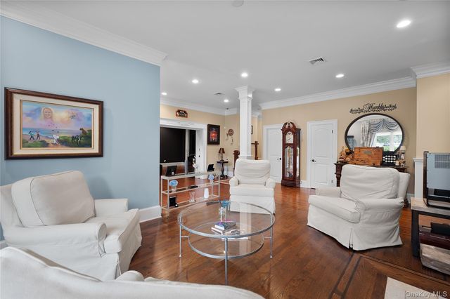 23 Country View Lane, East Islip, NY 11730