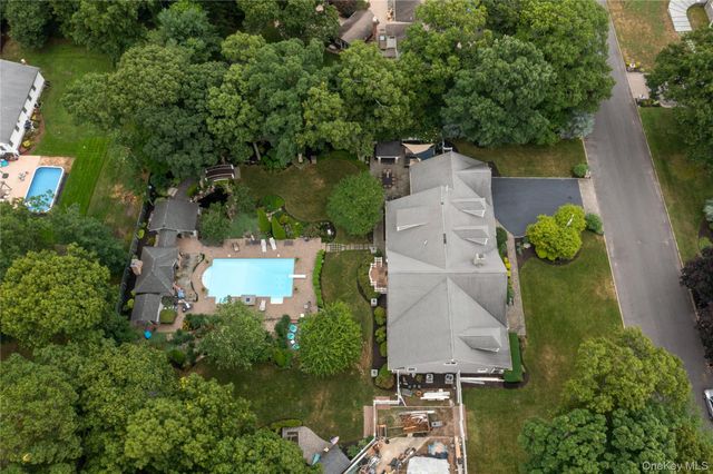 23 Country View Lane, East Islip, NY 11730