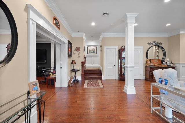 23 Country View Lane, East Islip, NY 11730