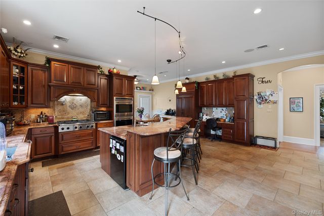 23 Country View Lane, East Islip, NY 11730