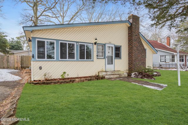 212 Swan Boulevard, Toms River, NJ 08753