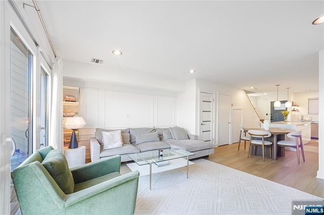 101 State Rt 5 204, Edgewater, NJ 07020