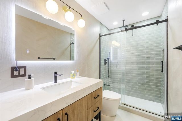 101 State Rt 5 204, Edgewater, NJ 07020