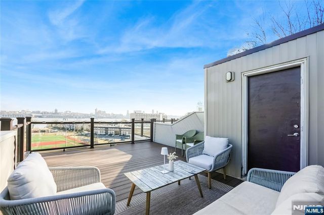 101 State Rt 5 204, Edgewater, NJ 07020