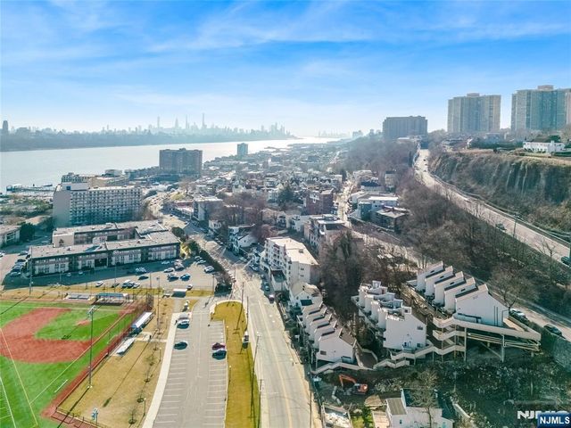 101 State Rt 5 204, Edgewater, NJ 07020