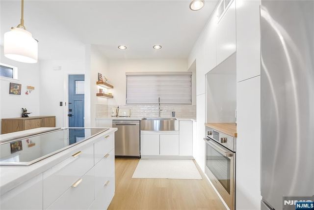 101 State Rt 5 204, Edgewater, NJ 07020