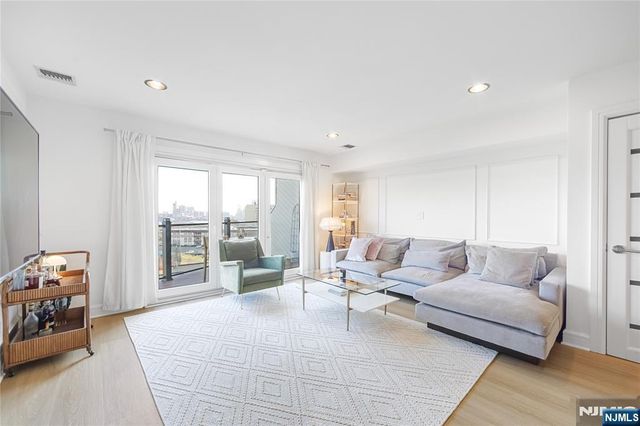 101 State Rt 5 204, Edgewater, NJ 07020