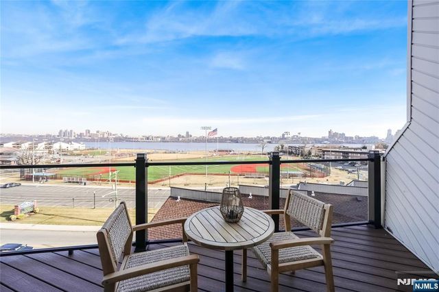 101 State Rt 5 204, Edgewater, NJ 07020