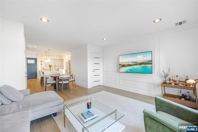 101 State Rt 5 204, Edgewater, NJ 07020