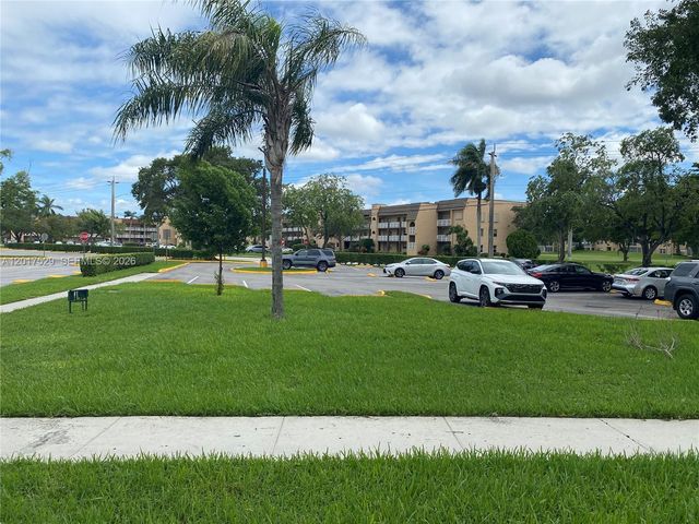 9041 Sunrise Lakes Blvd 303, Sunrise, FL 33322