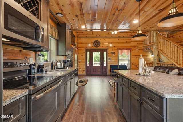 452 Alpine Mountain Way, Pigeon Forge, TN 37863