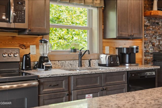 452 Alpine Mountain Way, Pigeon Forge, TN 37863