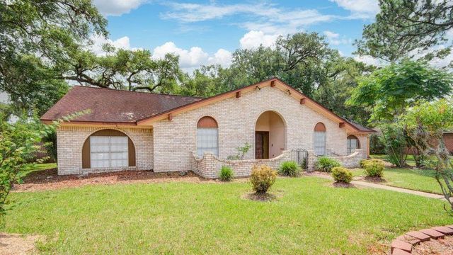 204 Nasturtium Street, Lake Jackson, TX 77566