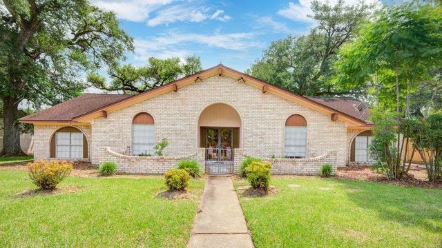 204 Nasturtium Street, Lake Jackson, TX 77566