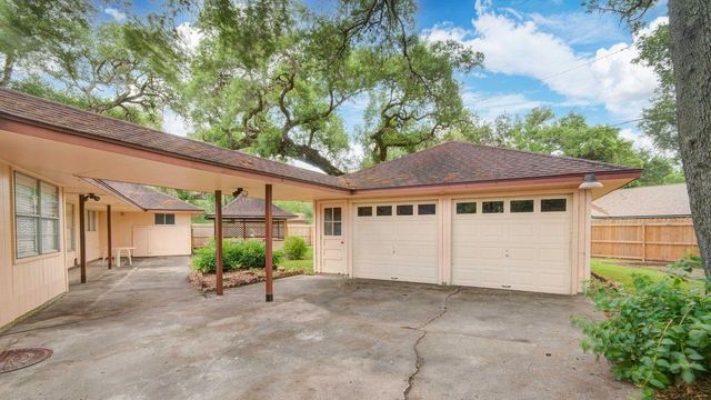 204 Nasturtium Street, Lake Jackson, TX 77566