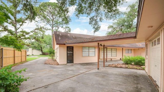 204 Nasturtium Street, Lake Jackson, TX 77566