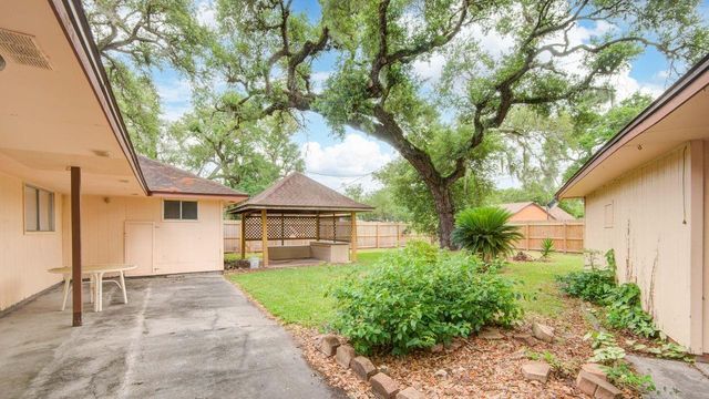 204 Nasturtium Street, Lake Jackson, TX 77566