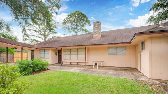 204 Nasturtium Street, Lake Jackson, TX 77566