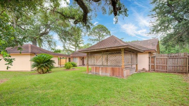 204 Nasturtium Street, Lake Jackson, TX 77566