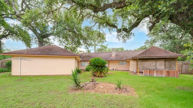 204 Nasturtium Street, Lake Jackson, TX 77566