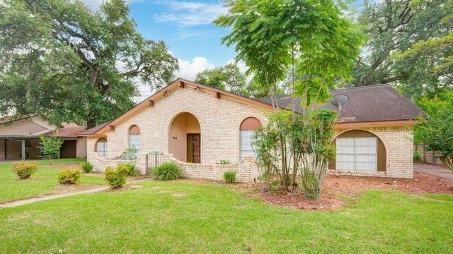 204 Nasturtium Street, Lake Jackson, TX 77566