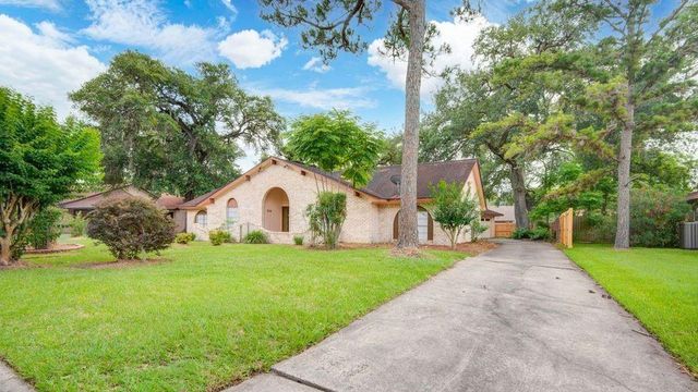 204 Nasturtium Street, Lake Jackson, TX 77566