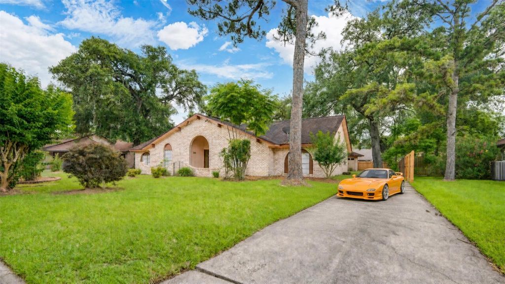 204 Nasturtium Street, Lake Jackson, TX 77566