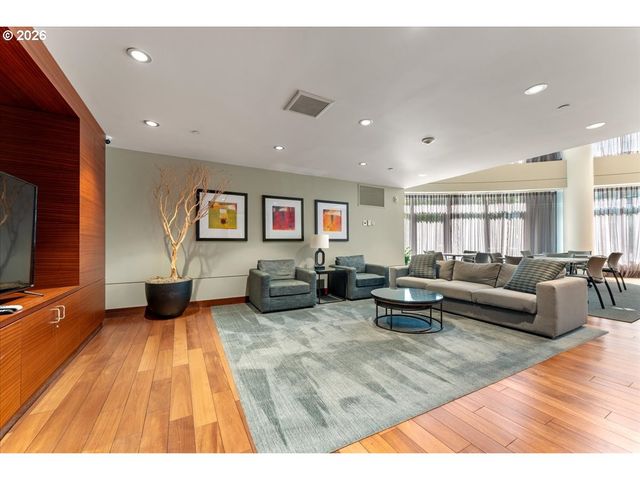 3601 S RIVER Pkwy 812, Portland, OR 97239