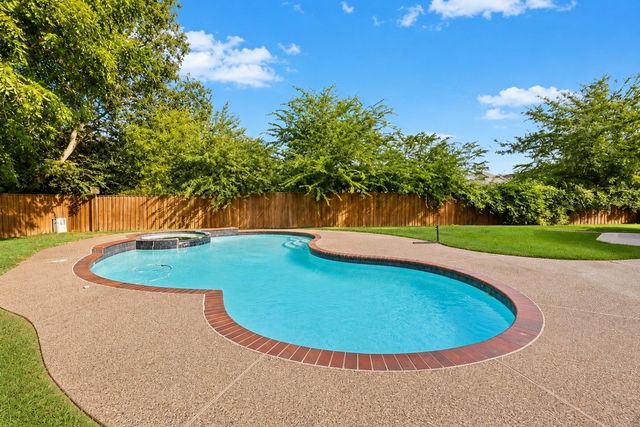 2505 Classic Court W, Bedford, TX 76021