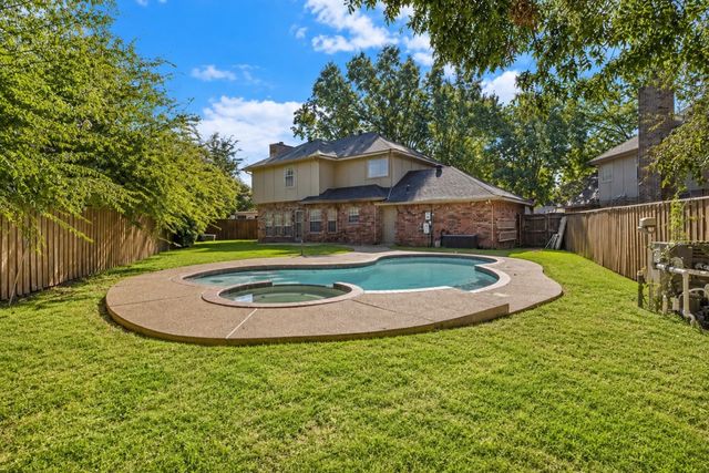2505 Classic Court W, Bedford, TX 76021