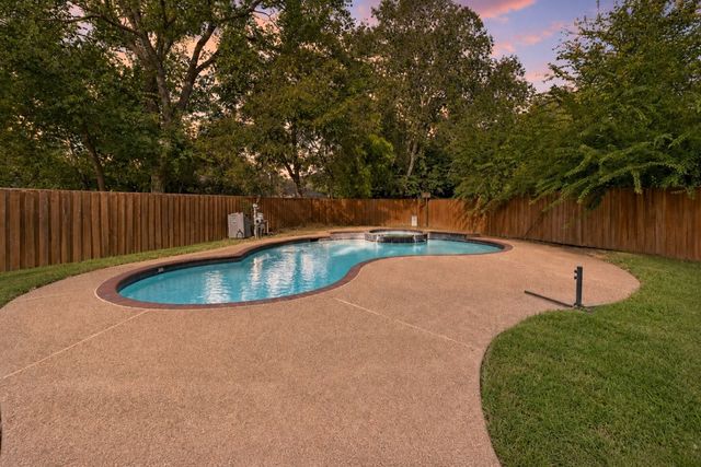 2505 Classic Court W, Bedford, TX 76021