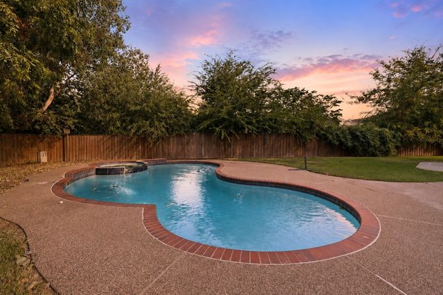 2505 Classic Court W, Bedford, TX 76021
