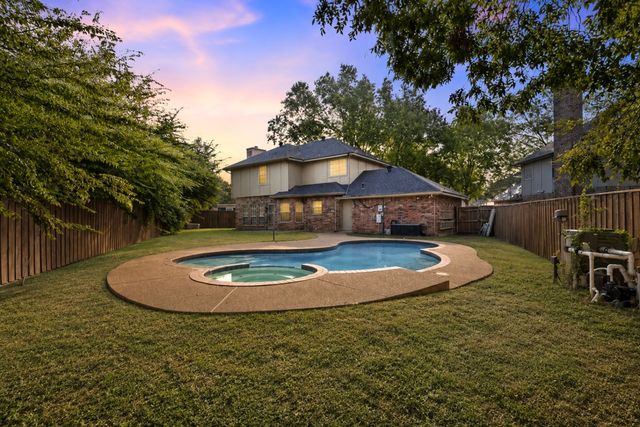 2505 Classic Court W, Bedford, TX 76021