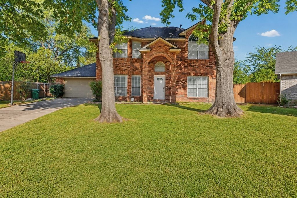 2505 Classic Court W, Bedford, TX 76021