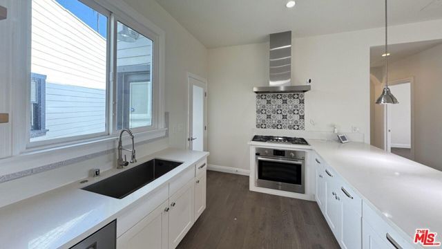 1043 S Plymouth Boulevard, Los Angeles, CA 90019