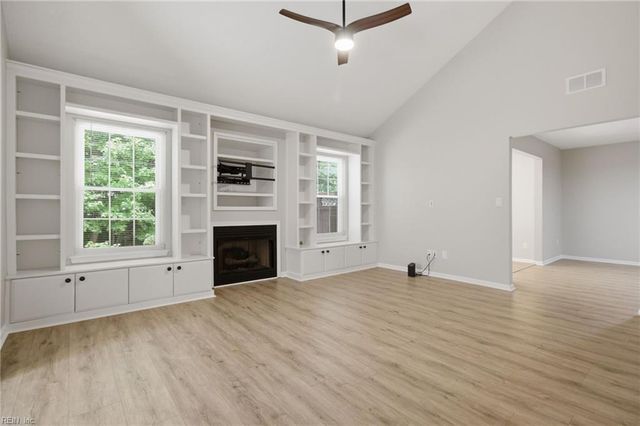 713 Oak Mill LN, Newport News, VA 23602