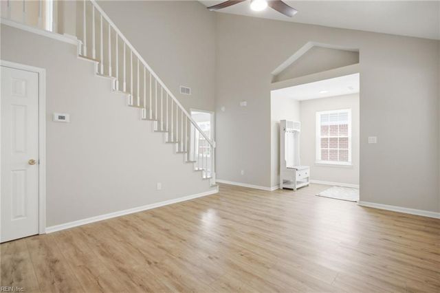 713 Oak Mill LN, Newport News, VA 23602