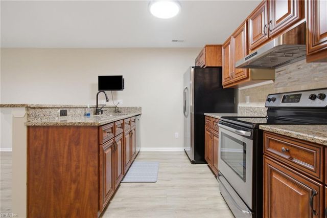 713 Oak Mill LN, Newport News, VA 23602