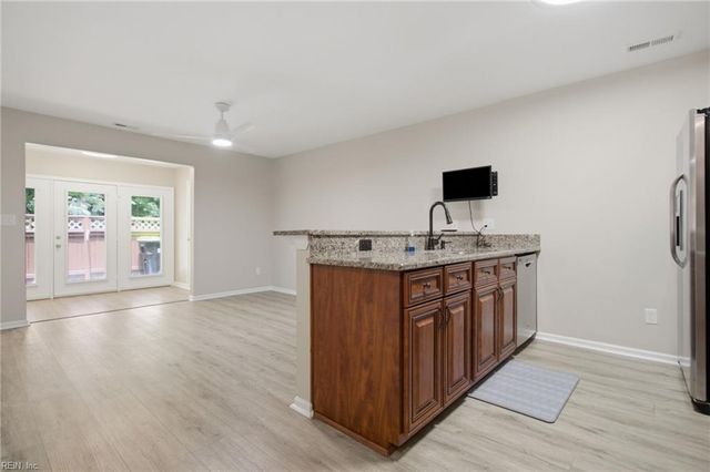 713 Oak Mill LN, Newport News, VA 23602