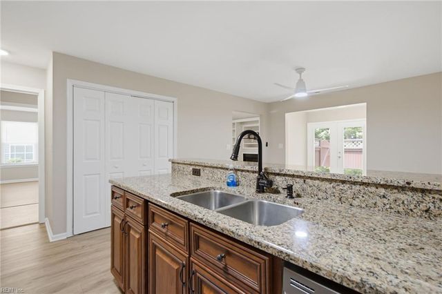 713 Oak Mill LN, Newport News, VA 23602