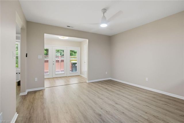 713 Oak Mill LN, Newport News, VA 23602