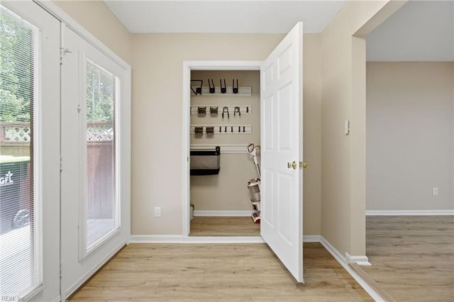 713 Oak Mill LN, Newport News, VA 23602