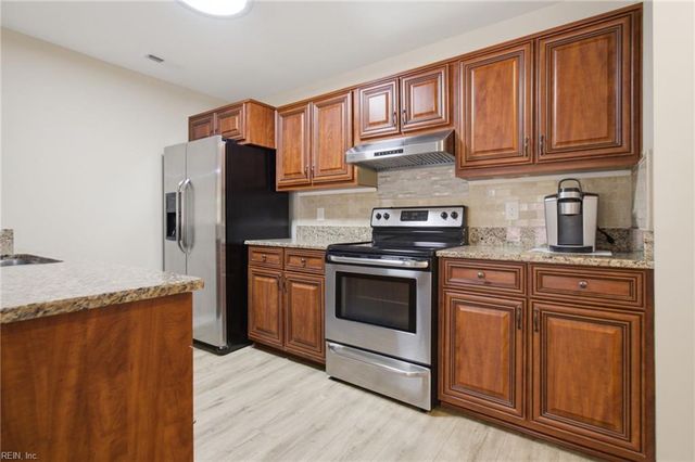713 Oak Mill LN, Newport News, VA 23602