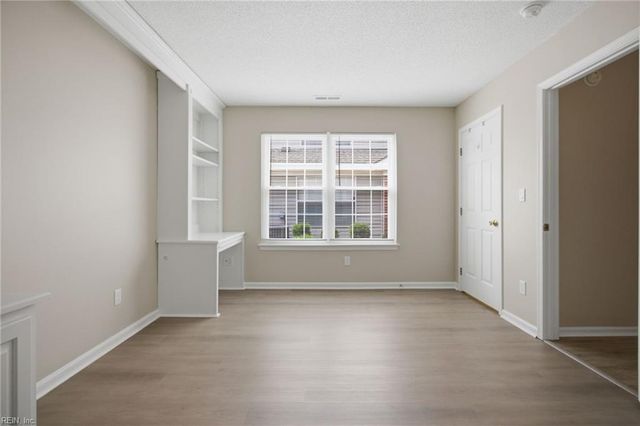 713 Oak Mill LN, Newport News, VA 23602